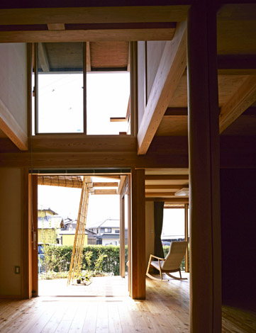 アクトホーム【自然素材、省エネ、建築家】大開口木製サッシの「M窓」からは、ウッドデッキ、一坪里山や庭の緑を臨む。大きな吹抜けもあり、開放感も抜群