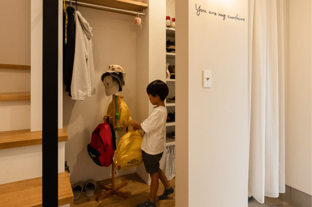 ひだまり工房【子育て、収納力、間取り】家族みんなが、快適に出入りできるようにと設計された玄関。お子さまも自分の荷物は自分の場所に。楽しく片付けができる空間となっています。
