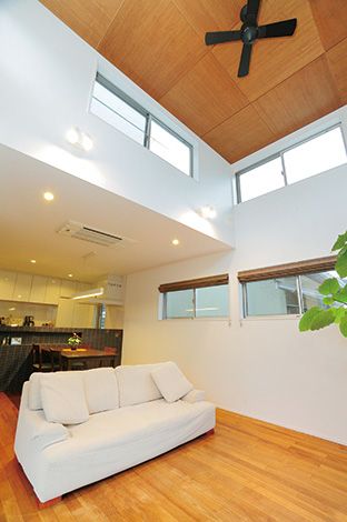 -delphi- デルフィ（藤井建築事務所） 【デザイン住宅、間取り、建築家】LDKには床暖房を採用した。吹き抜けではあるが、2階とつなげず閉じた空間とすることで、開放感と経済性を両立。シーリングファンが空気を循環させ、光熱費削減に貢献する