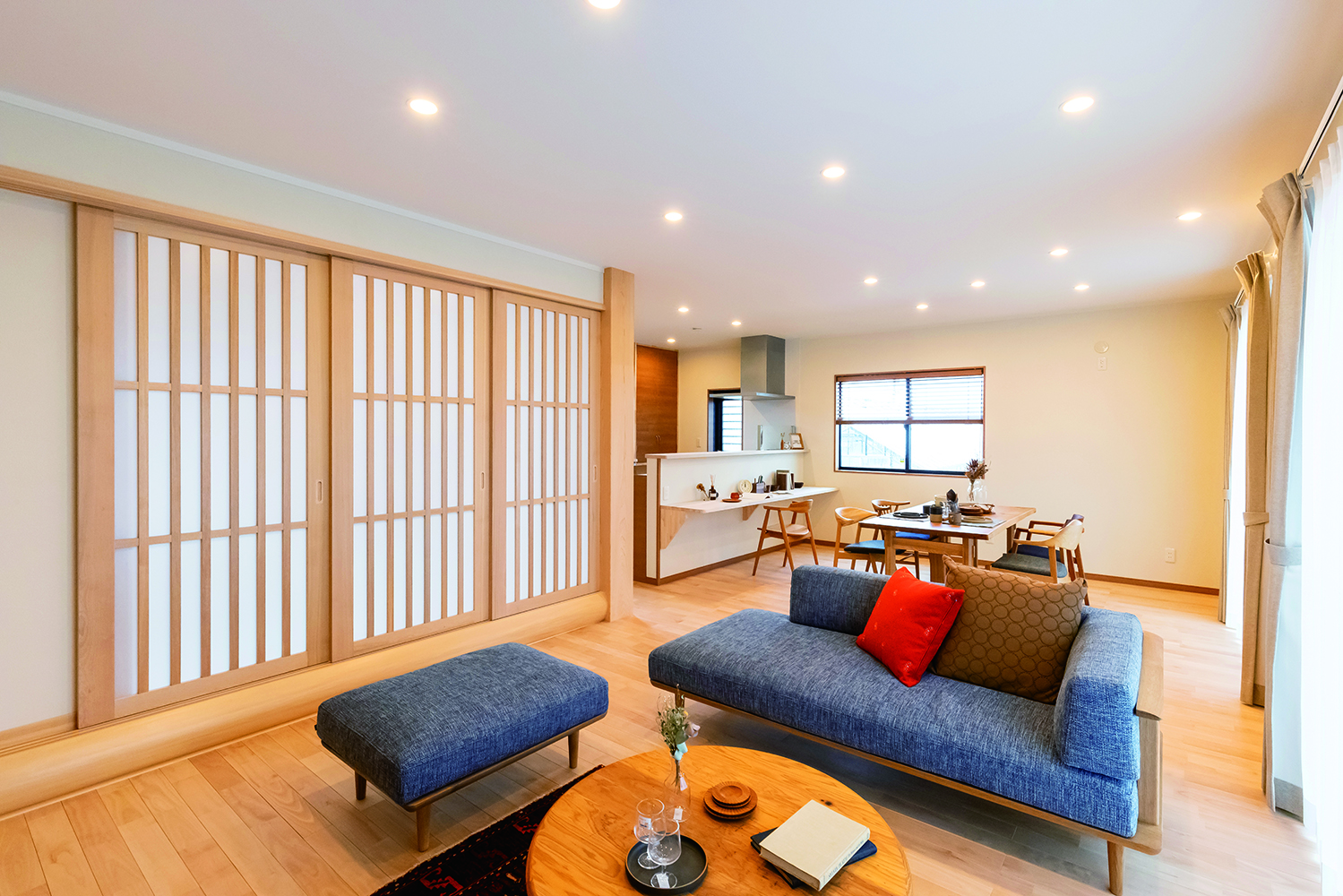 住まいるコーポレーション【自然素材、省エネ、夫婦で暮らす】小上がりの障子を閉めきると、リビングに独特の落ち着きが生まれる