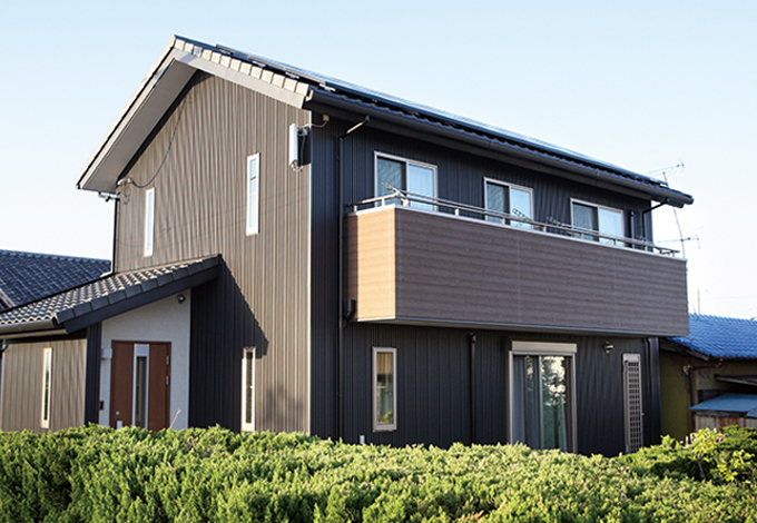 濃いグレーでシンプル＆シックにまとめた外観