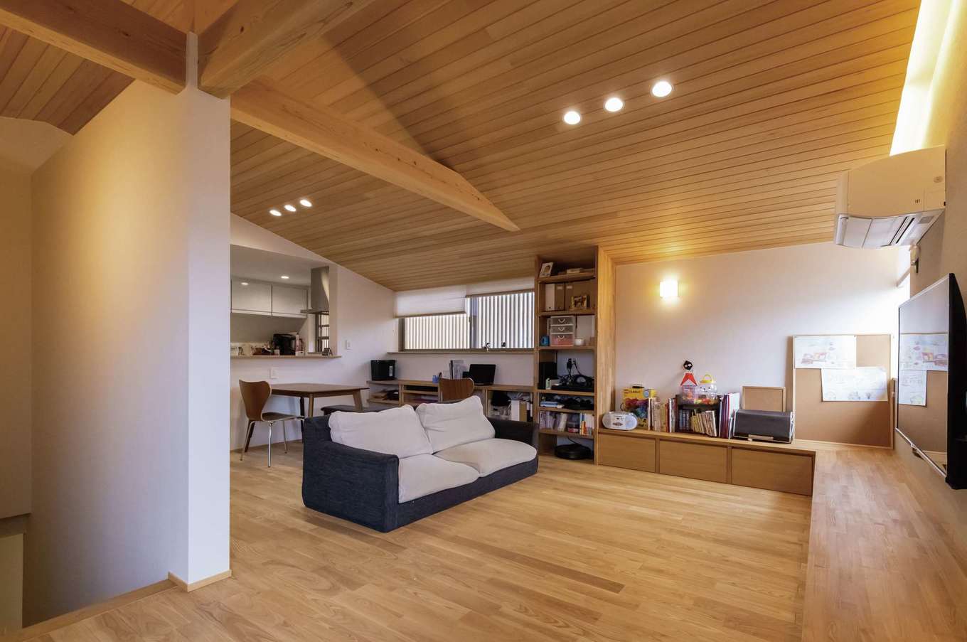 神谷綜合建設 カミヤの家【デザイン住宅、和風、間取り】木をふんだんに使っていても、優しい木目を選ぶことでしっとりと落ち着いた空間に