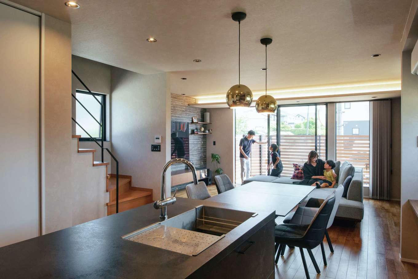 SEVEN HOUSE/セブンハウス【デザイン住宅、子育て、間取り】ダイニングテーブルと横並びにしたストレートキッチンが家事効率を高めてくれる