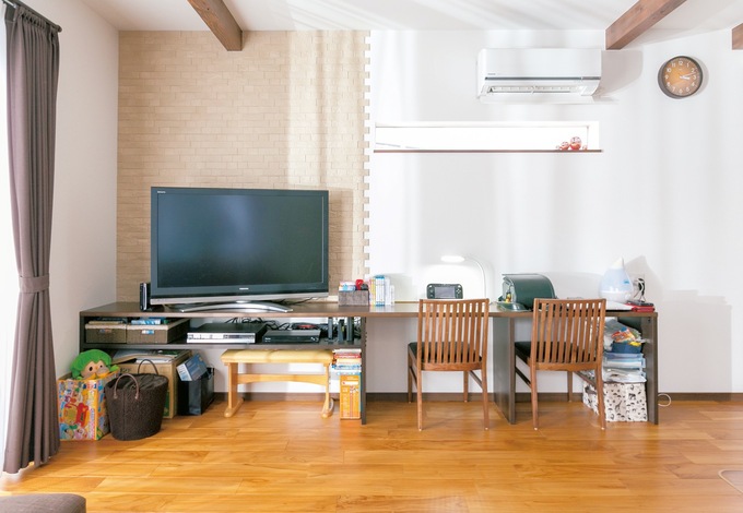 テレビボードとスタディコーナーを一体化した造作カウンターは、360cmとワイド サイズ。テレビ側の壁には調湿・消臭効果のあるエコカラットを