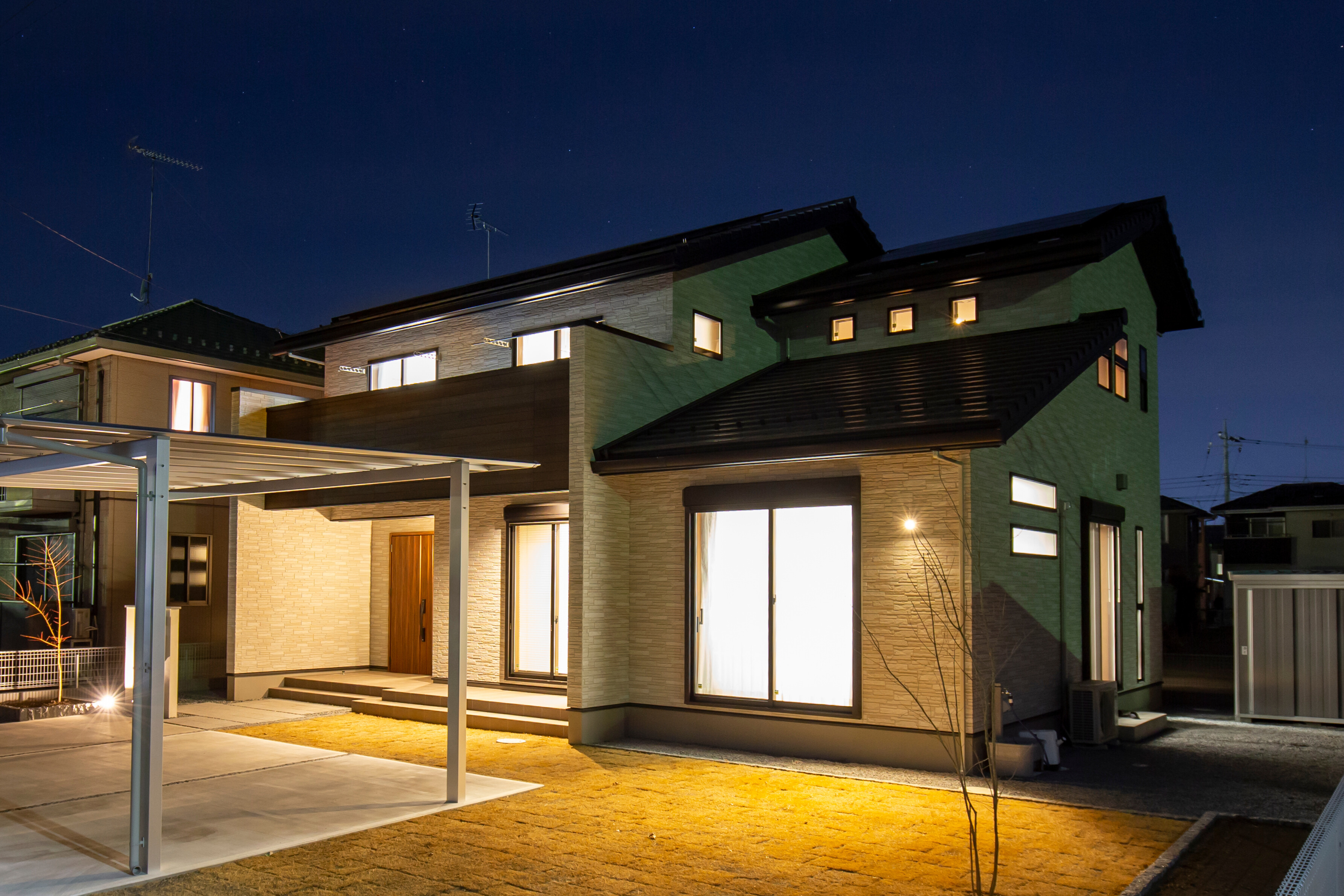 トヨタウッドユーホーム　群馬｜「格好良さ」を追求した外観スタイル。屋根は4寸の緩勾配にし、リビングの大きな勾配天井の下屋と南側に突き出した2枚の壁で、外観スタイルに特徴を持たせた。