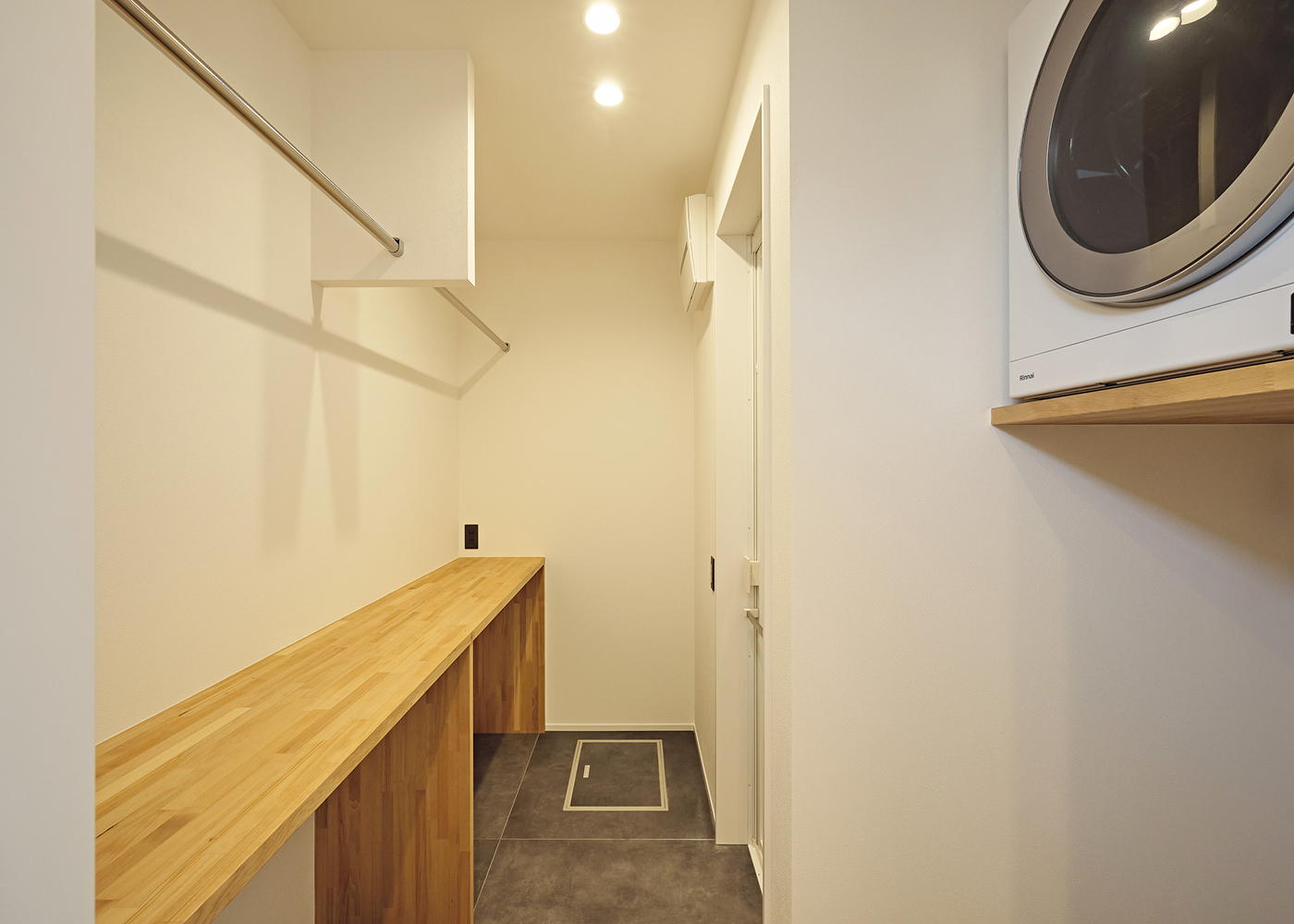 平屋建築ブルーハウス【和風、建築家、平屋】ワイドな家事カウンター付きのランドリー