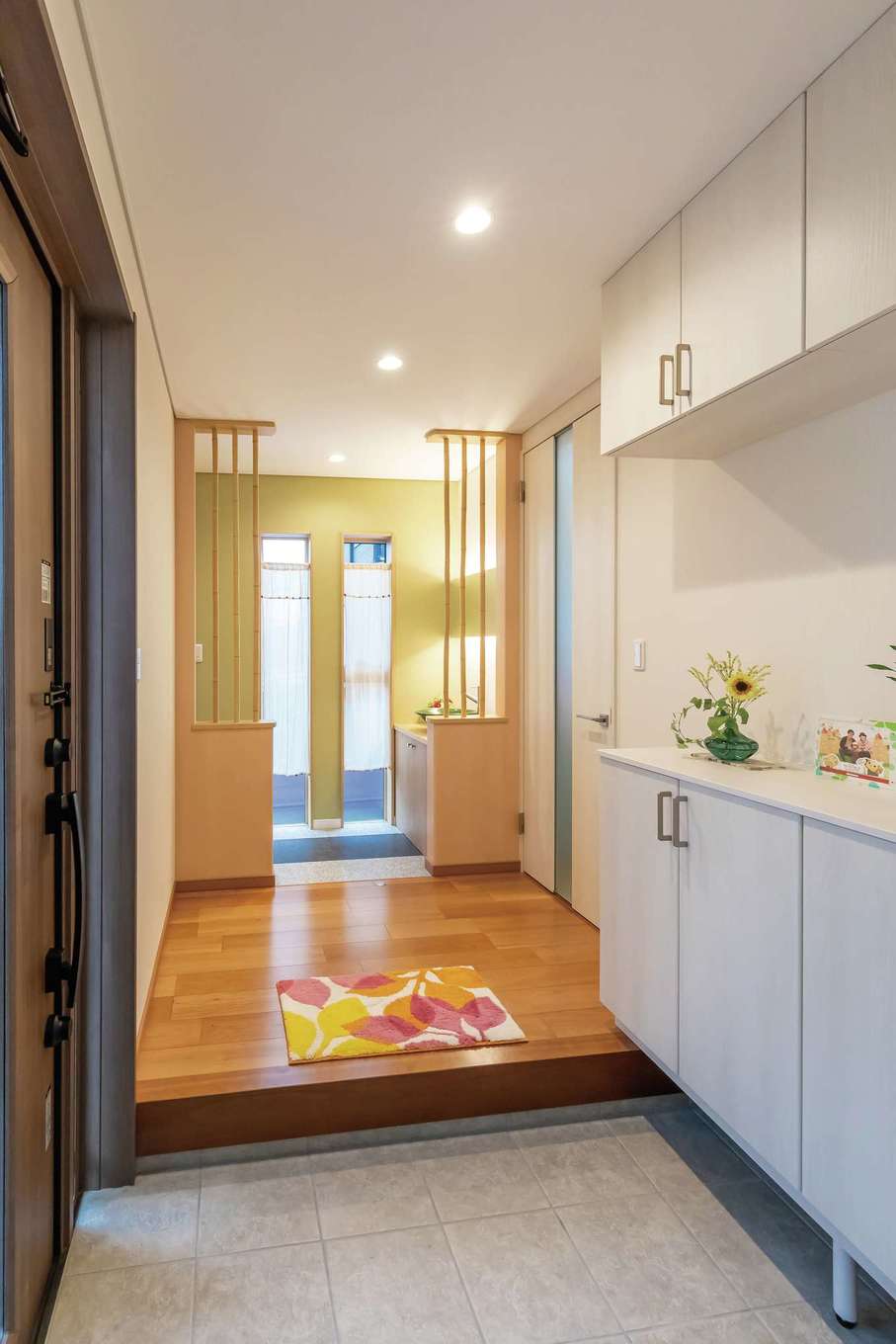 住宅工房 アリアンス【デザイン住宅、省エネ、間取り】視線が奥へと抜けていく玄関ホール。大容量のシューズクローゼットを併設