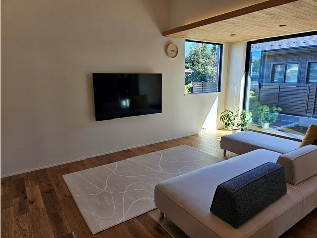 シンプルでありながら開放感と眺望にこだわったリビング。大開口と最高