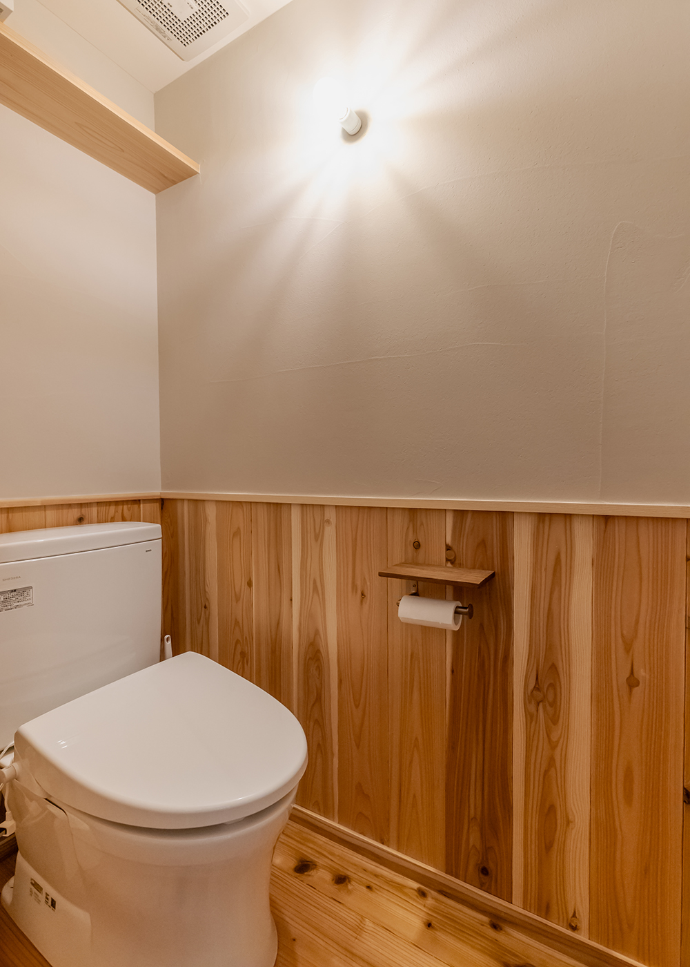 有吉住宅【収納力、自然素材、間取り】木のぬくもりが感じられるトイレ