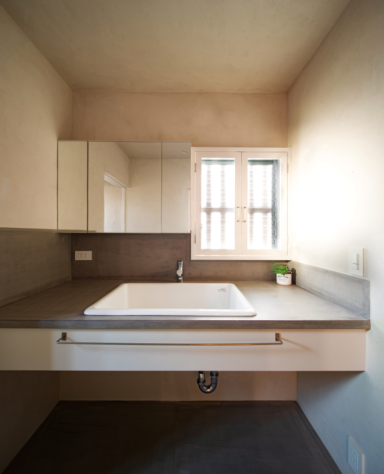 建杜 KENT（大栄工業）【デザイン住宅、間取り、建築家】シンプルな洗面台。小窓から自然の光を取り込む