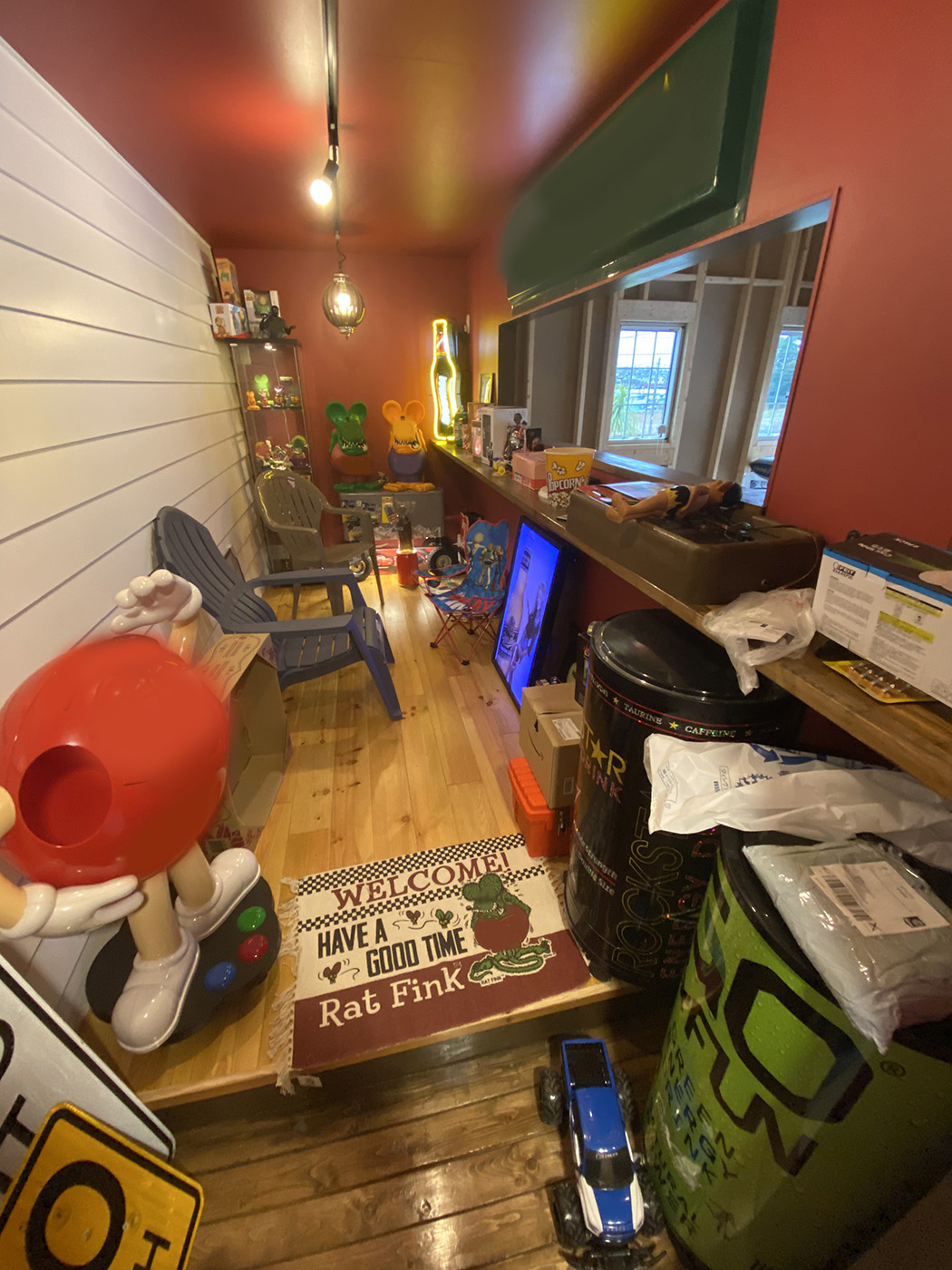 ジェネラルアメリカンホーム【デザイン住宅、輸入住宅、ガレージ】コツコツと収集したアメリカ雑貨が並ぶ秘密基地。スキップフロアにあり、上からガレージを見渡せる