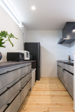 ドアやカウンターの色・柄を石目調や黒といった色でLDKとのトーンを合わせた。