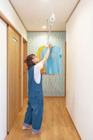 室内干しも可能なスペース。空間にアクセントをつけた正面の壁は、奥さまのお気に入りポイント
