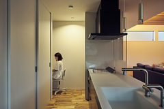 キッチン奥には収納と家事コーナーも設置