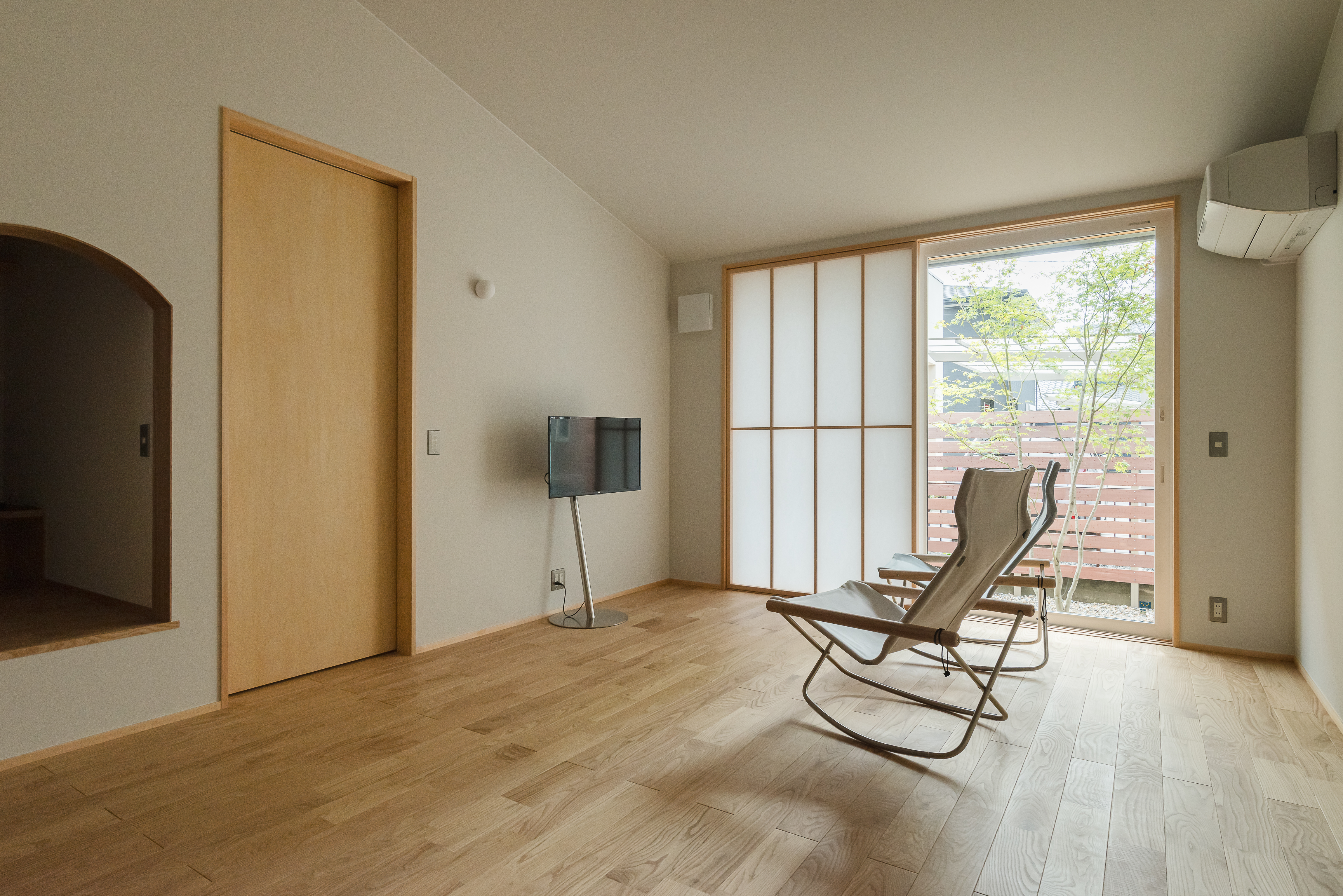 仲田工務店【趣味、間取り、平屋】多くの時間を過ごすLDKでは、窓辺を彩る和障子や木の樹種・高さを吟味しながら、四季を楽しむ眺望が実現した