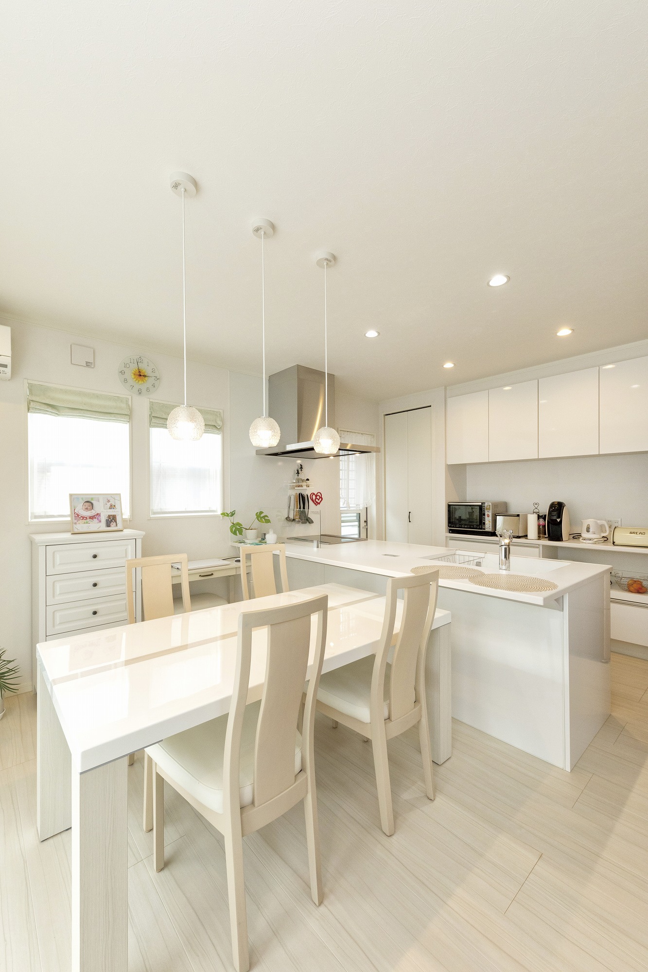 アヴィエスホーム｜モダンで機能的なキッチン。アイランド型のカウンターと明るい照明が特徴的。