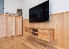 テレビ下の収納は造作。木の風合いが温もりを感じさせる