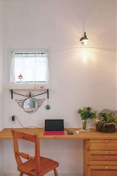 床と同じパイン材で造作したママカウンター