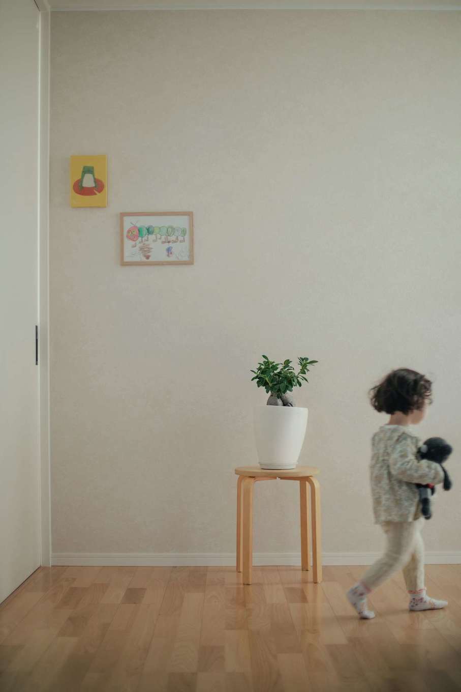 子育て安心住宅 Design Craft Office【デザイン住宅、子育て、間取り】玄関からLDKに向かう正面の壁には、今後も作品が増えていく