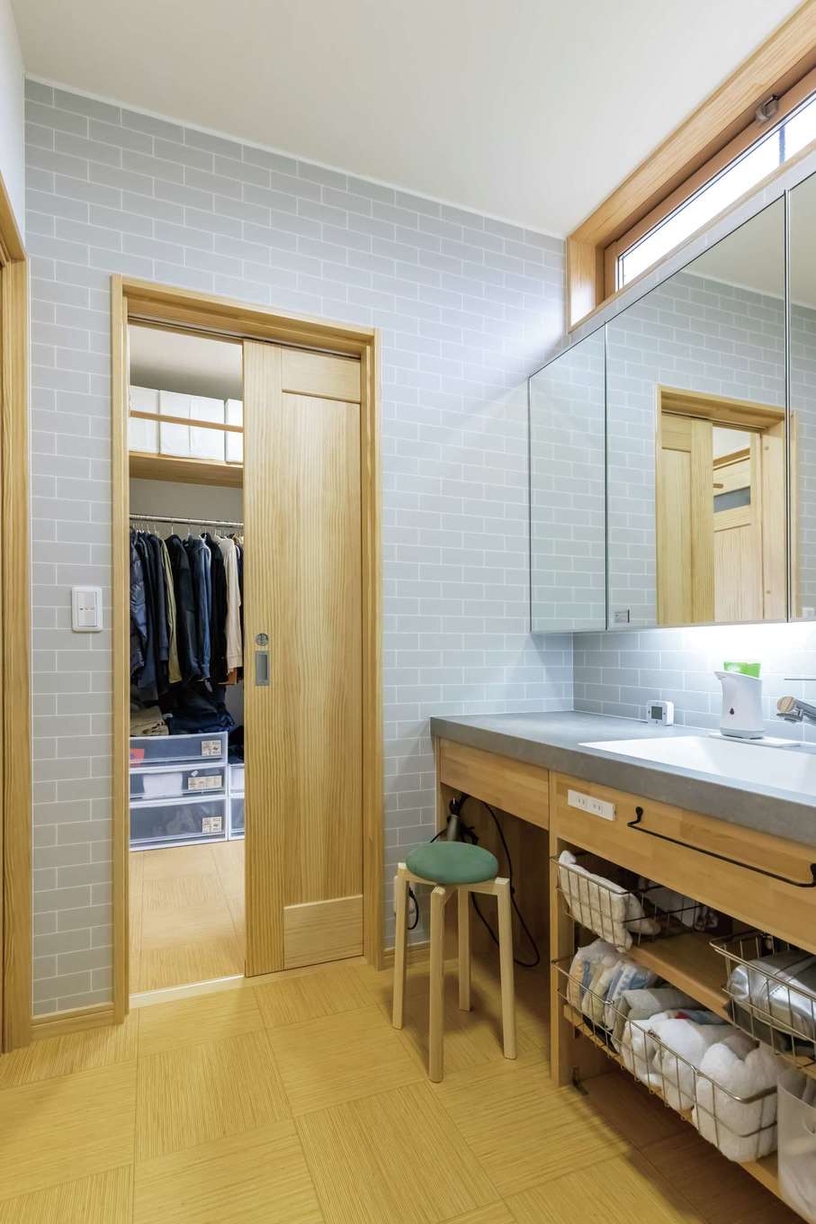 深見工務店 S-style【子育て、自然素材、間取り】ママ目線で造作した洗面スペース。ファミリークロークとつながり、身支度がスムーズにできる
