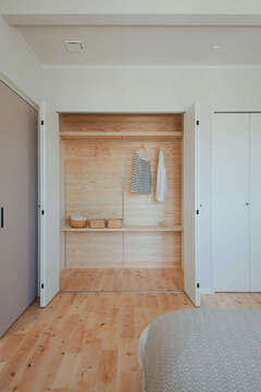 2階寝室のクローゼット内にも無垢材を活用