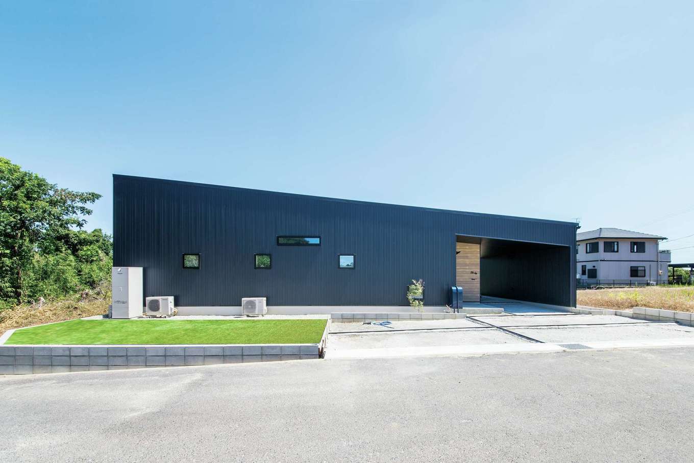 SEVEN HOUSE/セブンハウス【デザイン住宅、平屋、子育て】ガルバリウム鋼板とサイディングの外観。無駄を一切排除したシンプル＆モダンなデザインだ