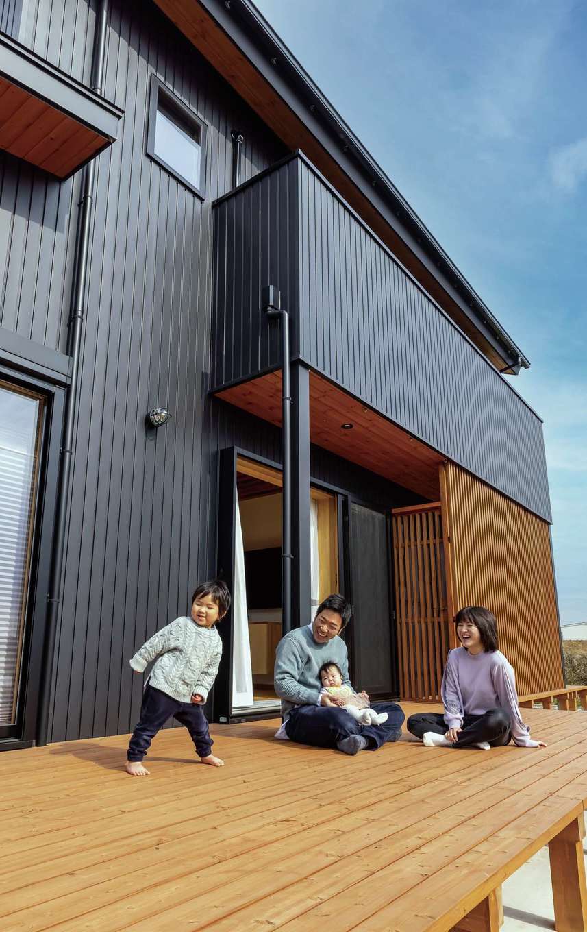 深見工務店 S-style【子育て、自然素材、間取り】リビングの延長として使える広々としたウッドデッキ。物干しスペースには木格子の目隠しがある