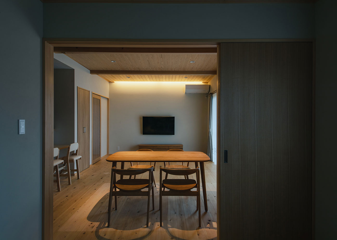 フジモクの家（富士木材）【子育て、間取り、平屋】間接照明はご主人の要望。夜もいい雰囲気