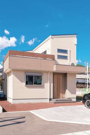 東向きに建つN邸。南側にテラスとバルコニーを設け、家の中に光と風を導き入れるように設計