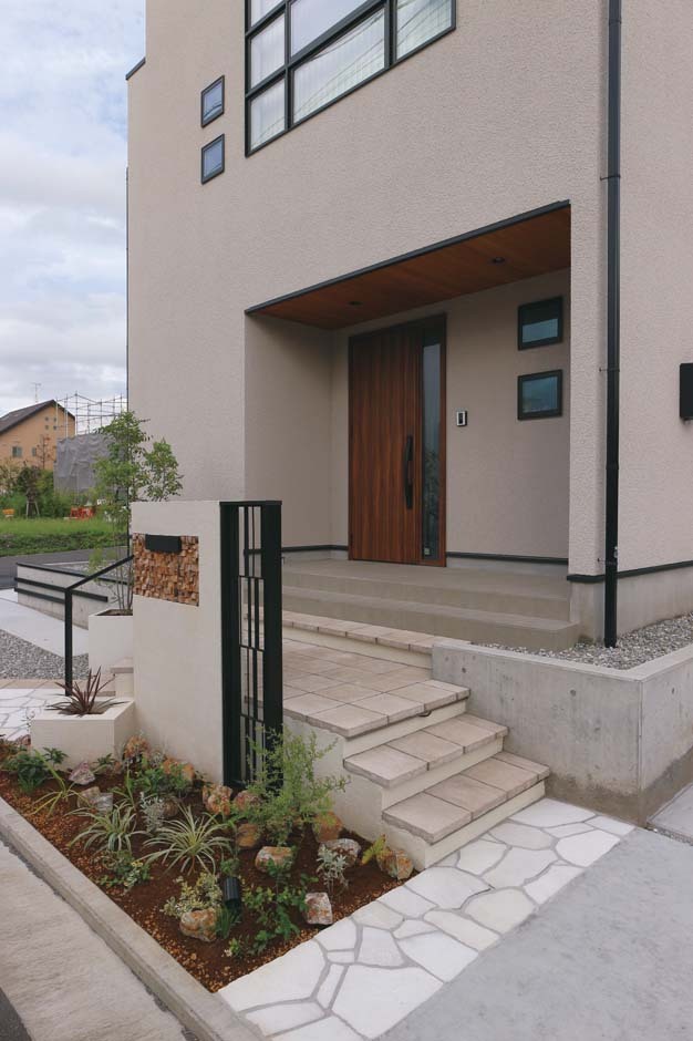 玄関ポーチの上にもレッドシダーをあしらった