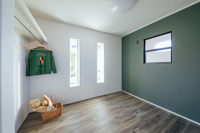 シンプルで落ち着いたデザインの子ども部屋。自然光がたっぷり差し込む窓が、明るく開放的な印象を与える