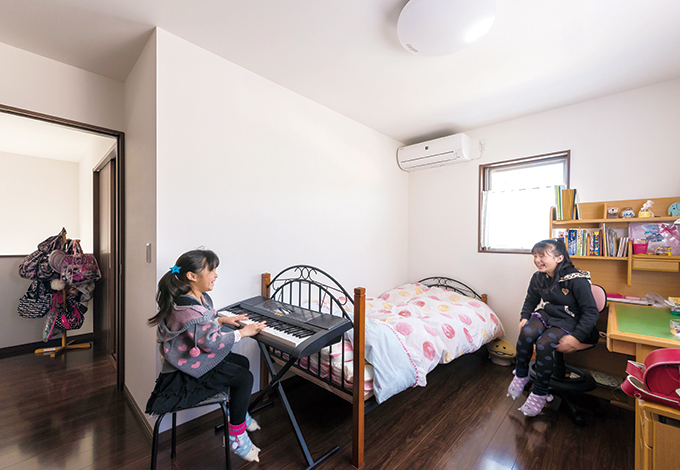 念願のそれぞれの子ども部屋。2 面の採光で明るい空間