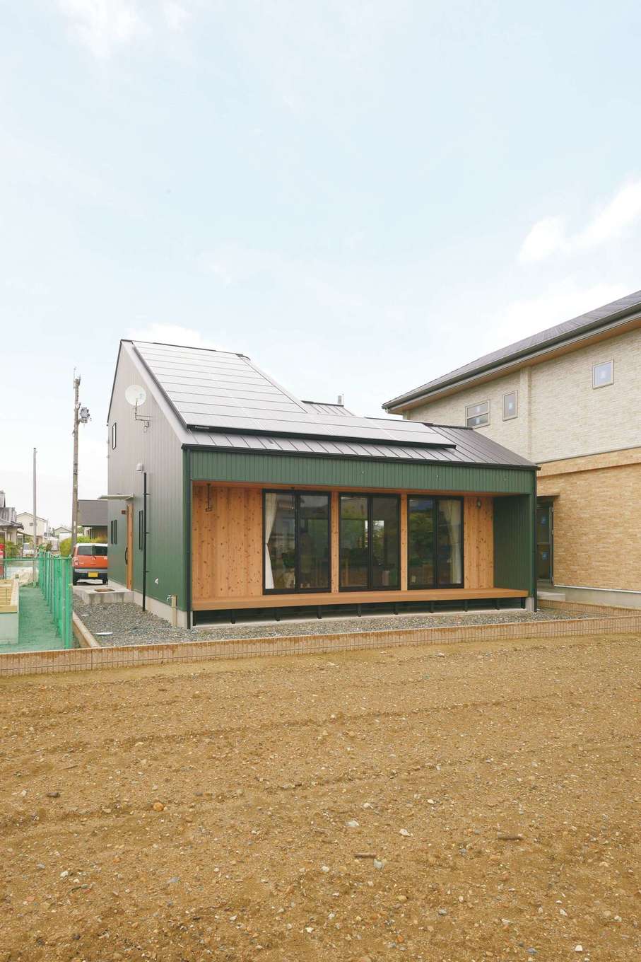 MABUCHI【子育て、間取り、建築家】北面は窓を少なめに、眺望を楽しめる南面に大きな開口部を設けた。モスグリーンの外壁は奥さまのこだわり。太陽光発電も搭載し、低燃費な暮らしを叶えた