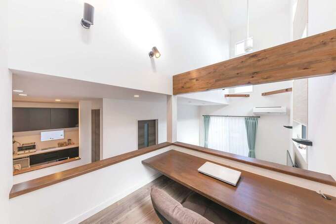 正面には吹き抜けのリビング、左サイドにはキッチンが見渡せるS邸の特等席。遊びにきた子どもは必ずここに上がり、かくれんぼやおいかけっこを楽しむとか