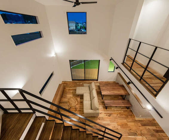 家族のコミュニケーションをとりやすい吹抜けの大空間リビング。これだけ広くても、高い断熱・気密性能により温度差がほとんどなく、夏も冬も快適に過ごせる