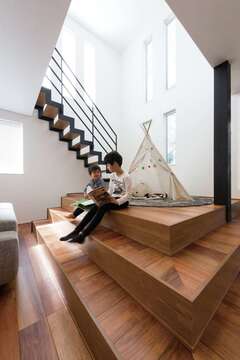 階段状になった読書コーナー。たくさん人が遊びに来たときは、ここに座っておしゃべりしたり。ちょっと物を置いたりすることもできる便利なスペースになっている