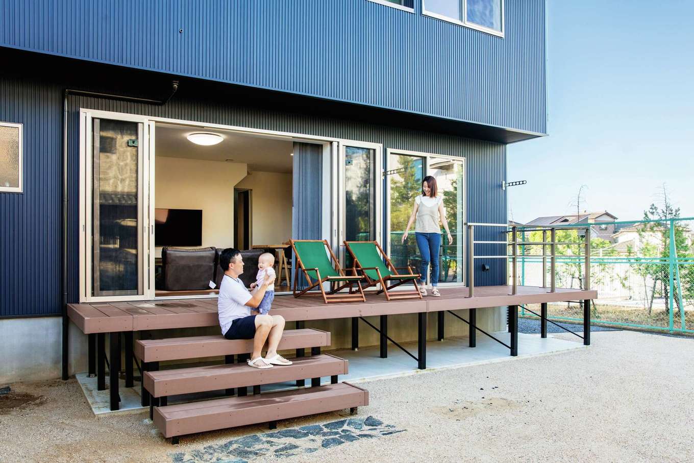 未来創建【デザイン住宅、子育て、収納力】庭のある暮らしに憧れていたご主人。ゆったりとしたウッドデッキと広〜い庭ができてご機嫌。「何して遊ぼうかなと、子どもより僕の方がワクワクしていますよ（笑）」