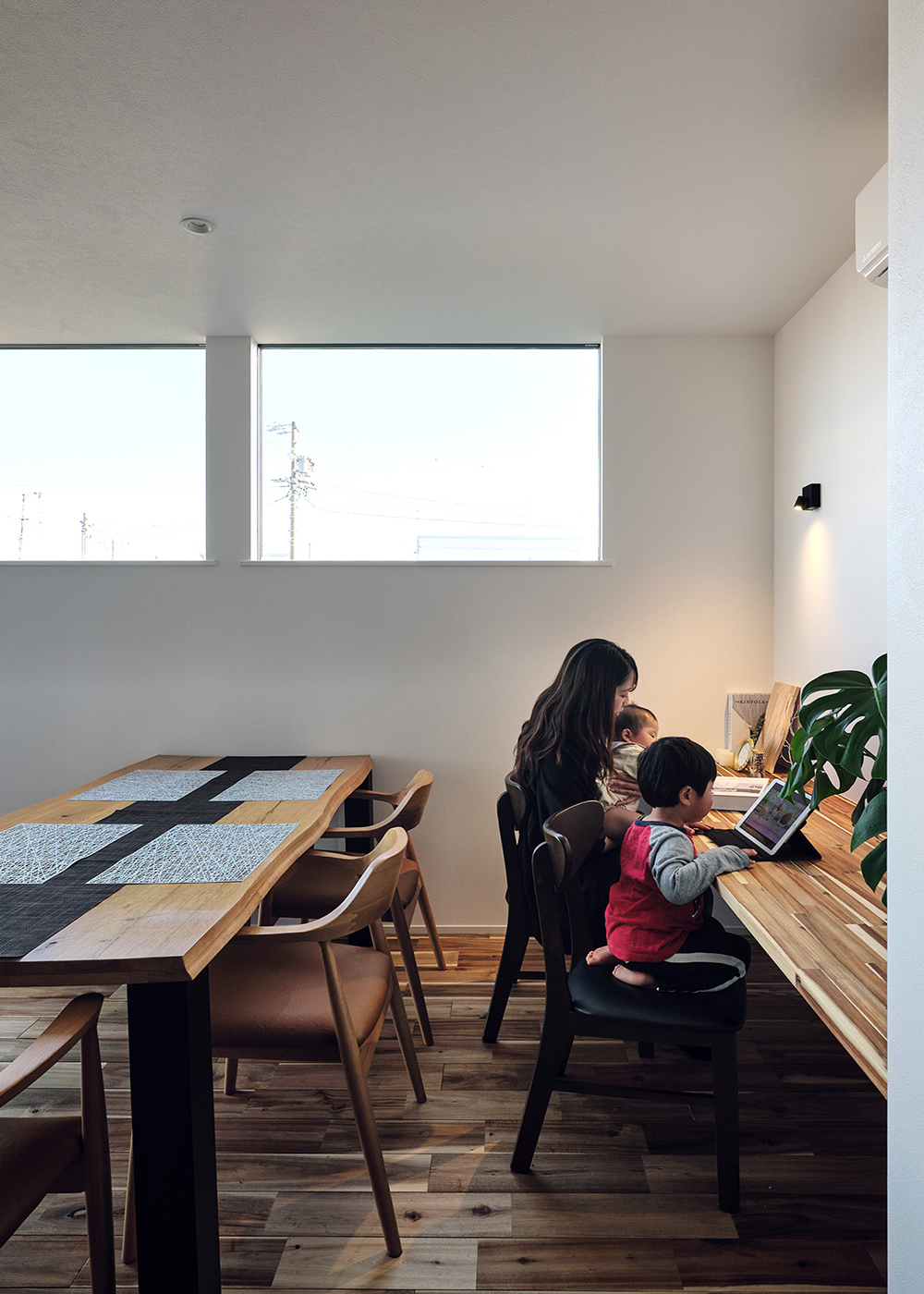 平屋建築ブルーハウス【デザイン住宅、間取り、平屋】ダイニングのスタディースペース。キッチンから見守れて、多用途にも活躍