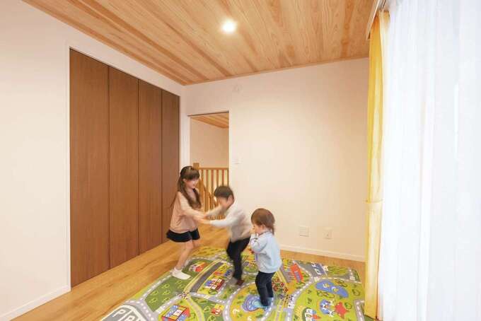珪藻土の壁と杉板の天井、裸足でのびのびと遊べるワイルドオークの床と、全室に自然素材を用いたS邸。もちろん子ども部屋も同じ仕様だ