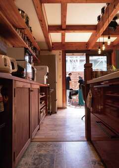 キッチンからウッドデッキへのコンパクトな動線が便利