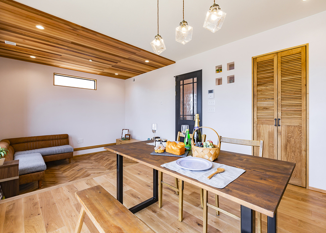 無垢の木をたっぷり活用したLDK。ダイニング上のペンタンとライトがおしゃれに