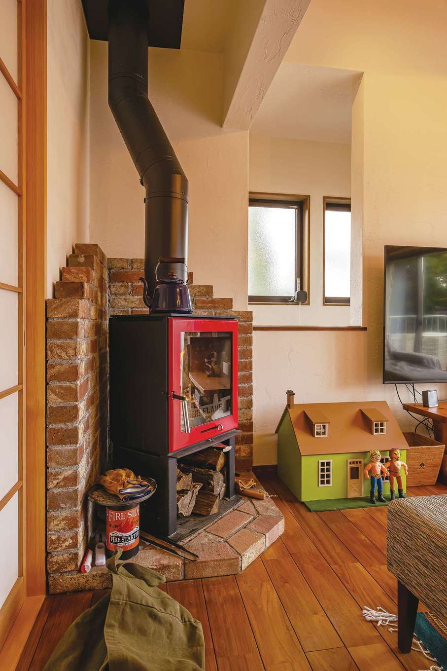藤田工務店【自然素材、間取り、インテリア】ご主人念願の薪ストーブ。冬の冷え込みが厳しい土地で充分な暖を取る。開放的な空間でも暖房効果を発揮するのは「0宣言の家」の高い気密と断熱性能のおかげ