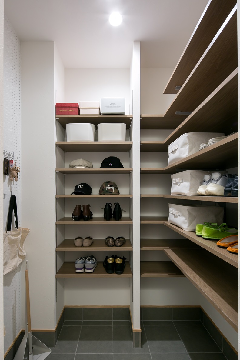 シンプル｜可動棚を採用したSCL。
靴だけではなく、BBQセットやベビーカー等も収納できる。