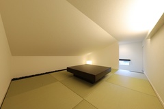 コンパクトながらも心地良い畳の小上がりスペース。シンプルな家具配置で落ち着いた雰囲気を醸し出している。