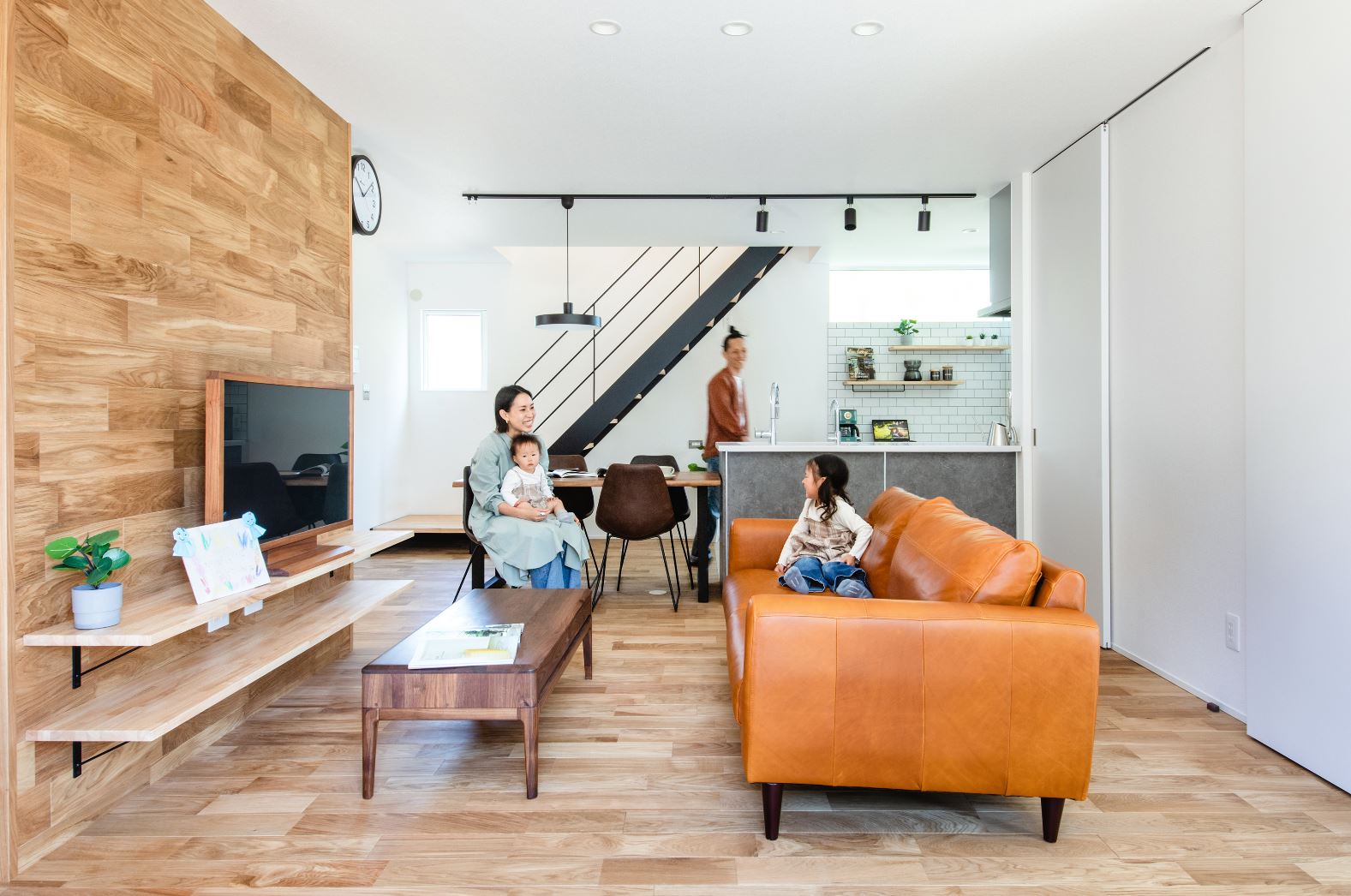 S.CONNECT（エスコネクト）【デザイン住宅、収納力、間取り】ブラックのアイアン階段が目を引く広々としたリビングダイニング。テレビ台の木張りが温かみを演出