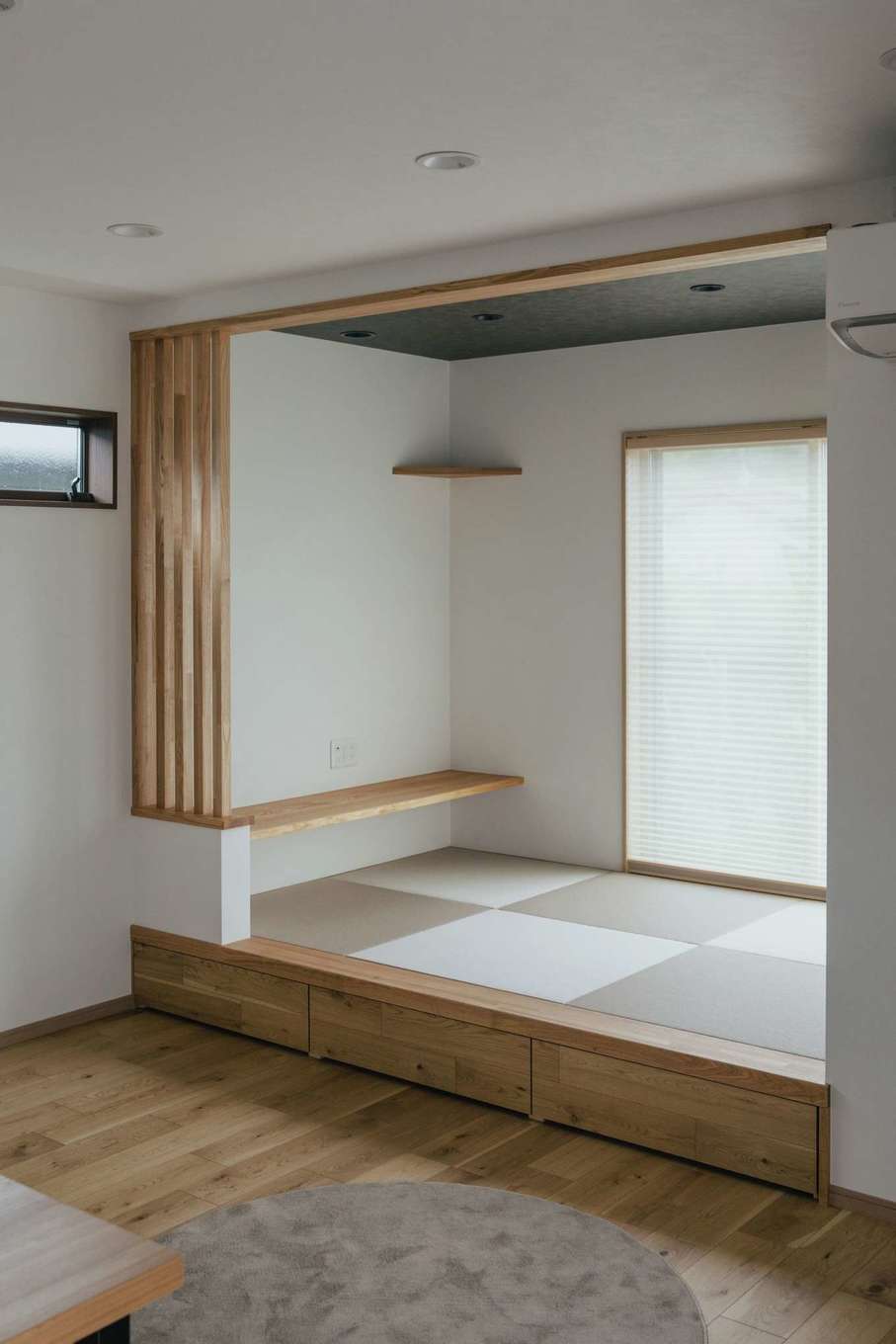 ほっと住まいる【デザイン住宅、自然素材、狭小住宅】畳敷の小上がり。カウンターの脇に設けた格子の目隠しが空間を引き立てる