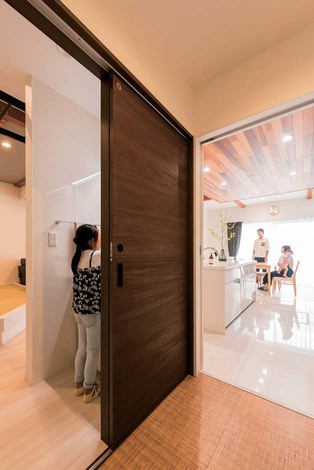 浴室・洗面・キッチンと一直線につながる