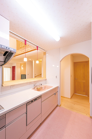 優しいピンクでまとめた、奥さまお気に入りのキッチン。入り口のアーチもかわいい