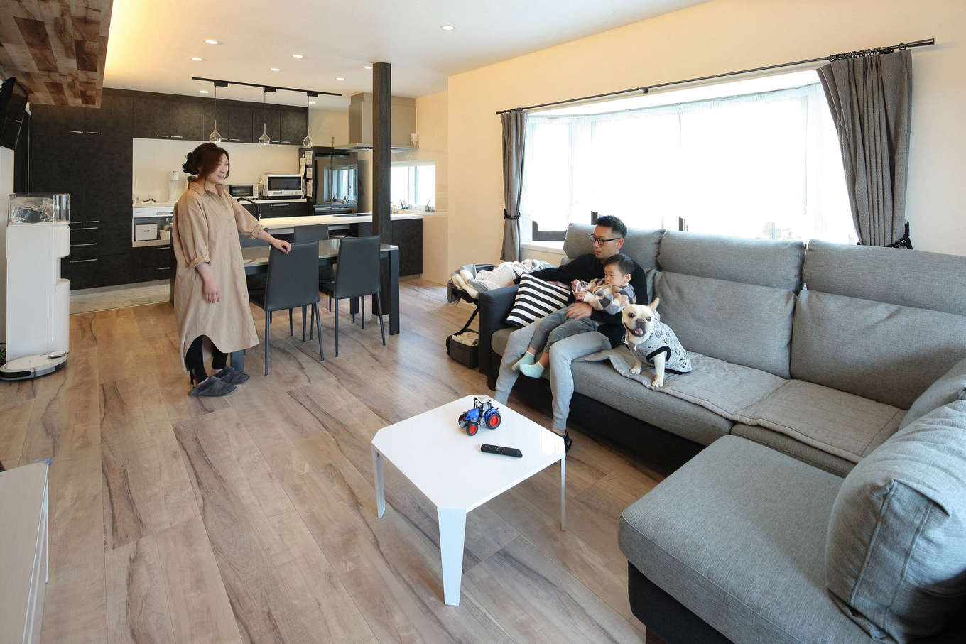 ハート住いる｜グレーを基調とした約20畳のLDK。もともとあった仕切り壁を取り払い、オープンな間取りに。既存のサッシに内窓を増設して、断熱性、遮音性を高めた