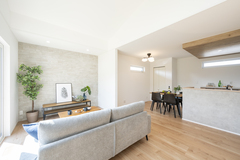 LDKは床材の美しい木目に、モルタル調のキッチンカウンターや石材調のアクセントクロスを合わせた、ナチュラルモダンなインテリアでコーディネート。「SNSの写真を参考に提案して頂きました。カフェにいるような雰囲気でお気に入りです」